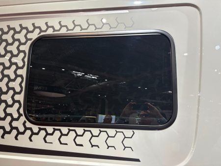 Curved frame window 900mmW x 500mmH with blind - 3JCFAW900